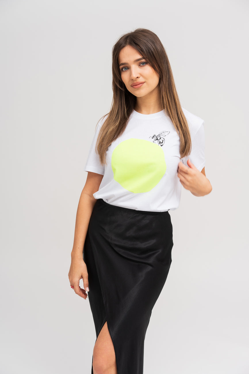 A bee on a fluo circle