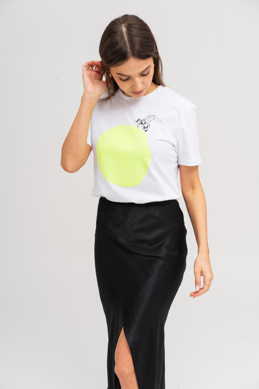 A bee on a fluo circle