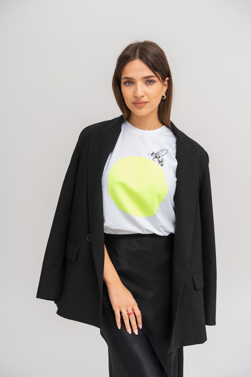 A bee on a fluo circle
