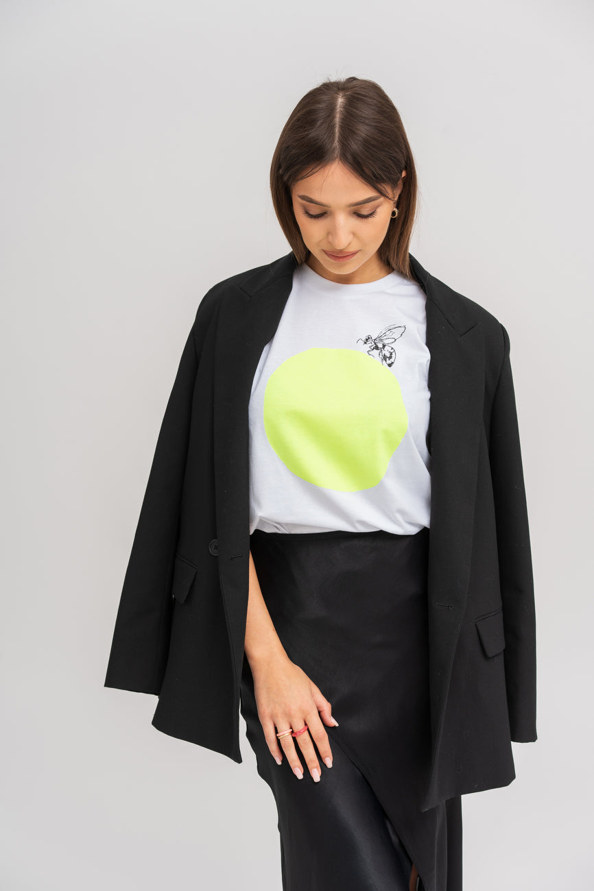 A bee on a fluo circle