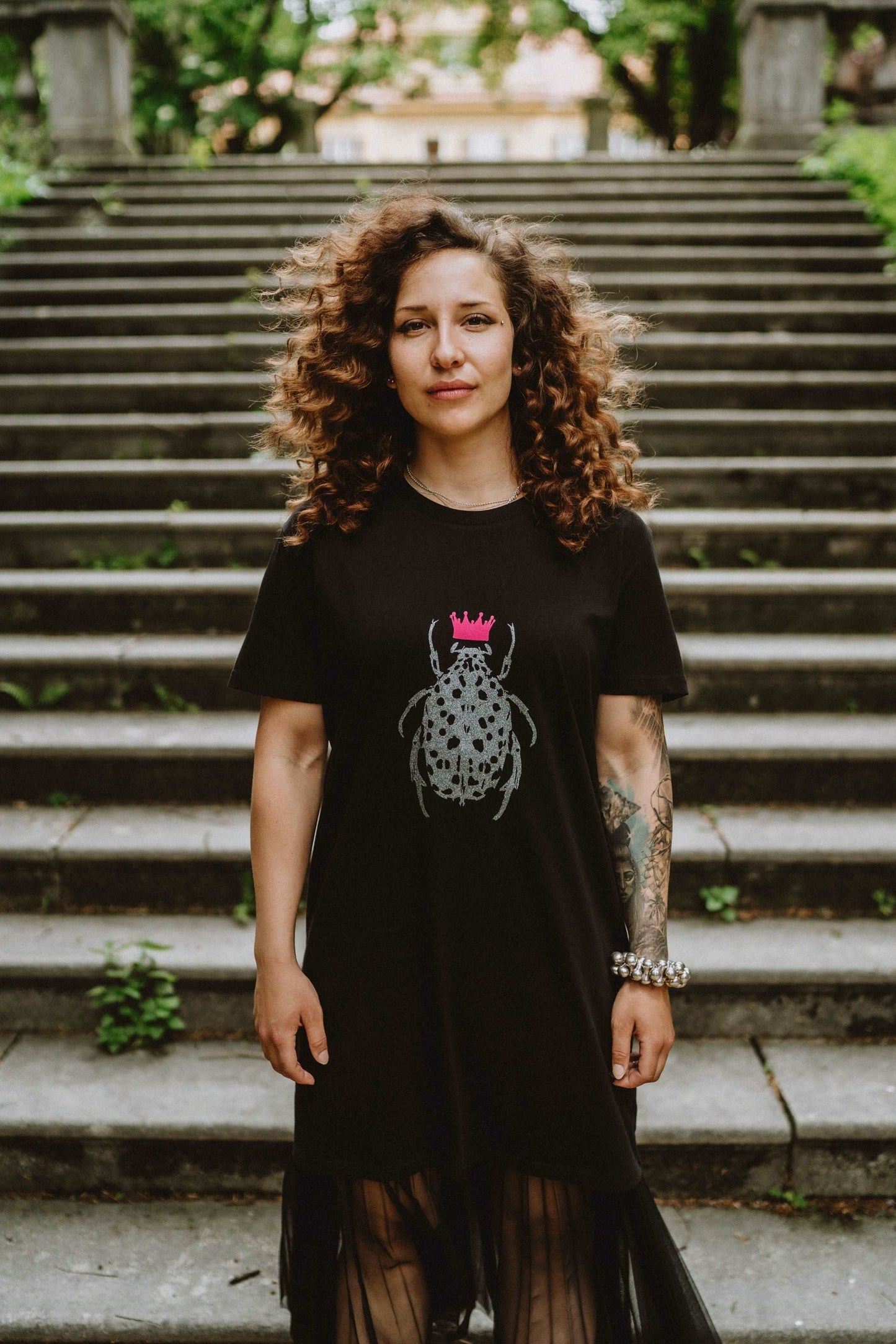 Ženska T-Shirt obleka s svetlečim hroščem z roza krono - 180 g bombaž