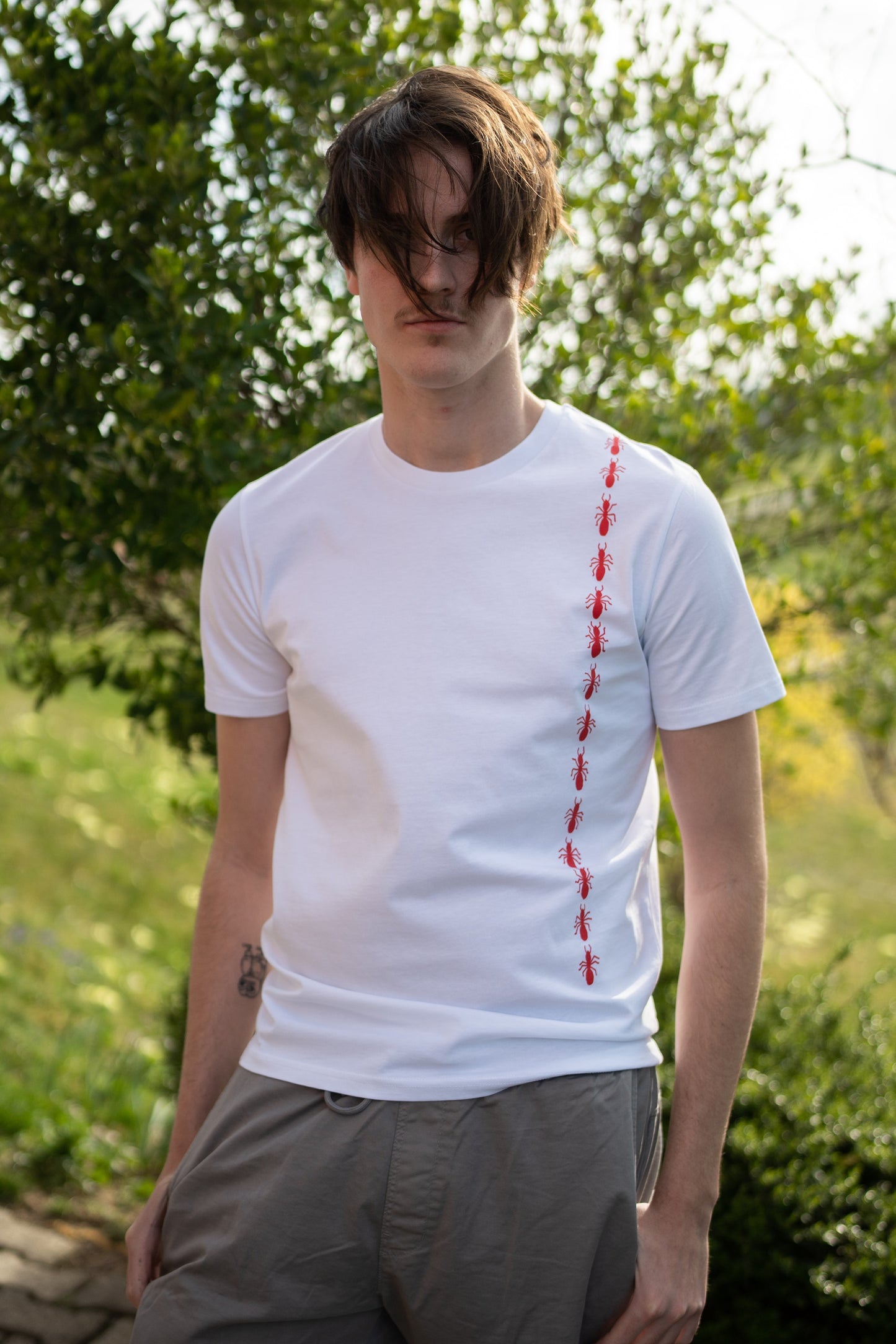 Rdeče mravlje korakajo čez ramo unisex model