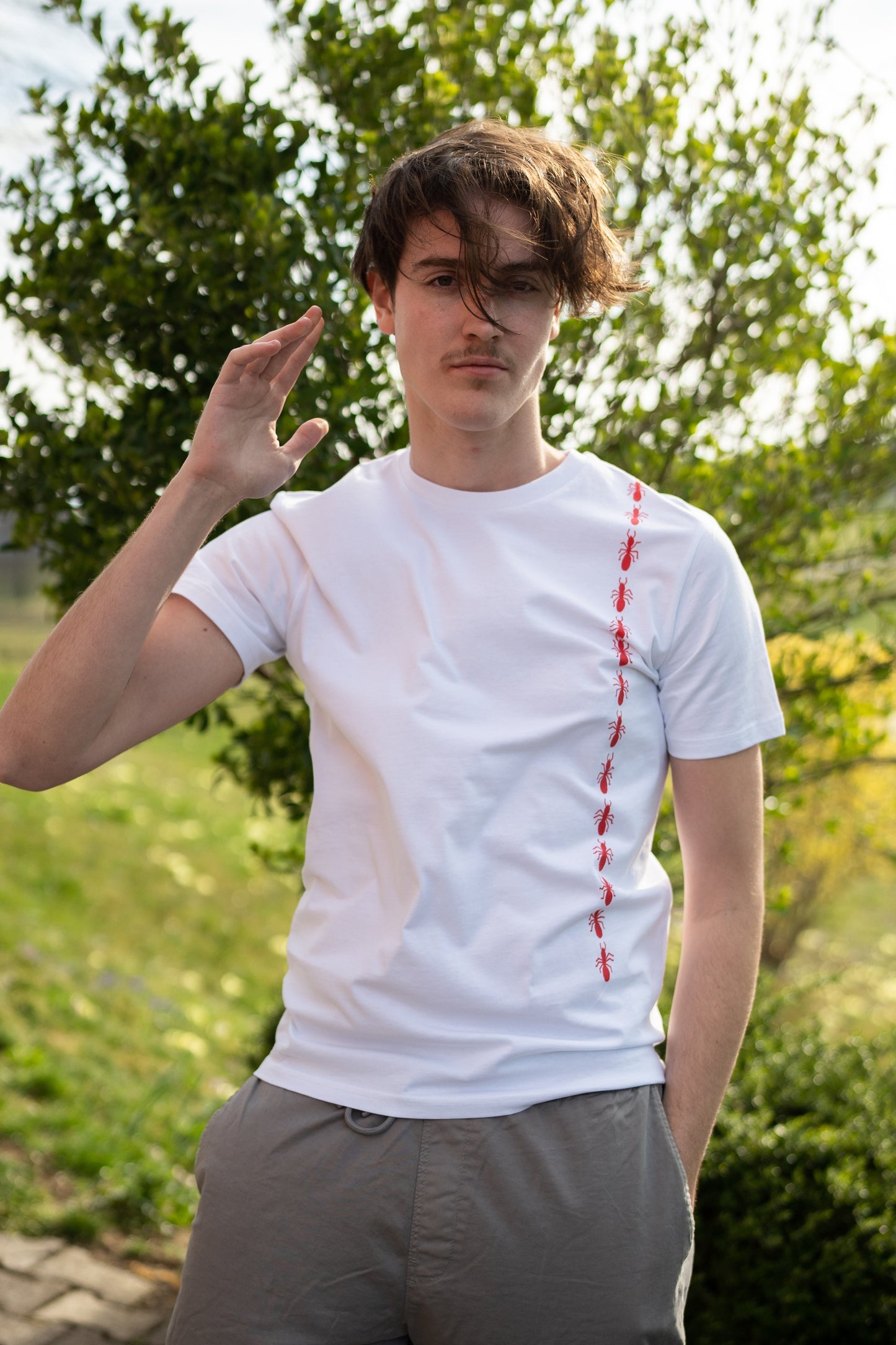 Rdeče mravlje korakajo čez ramo unisex model