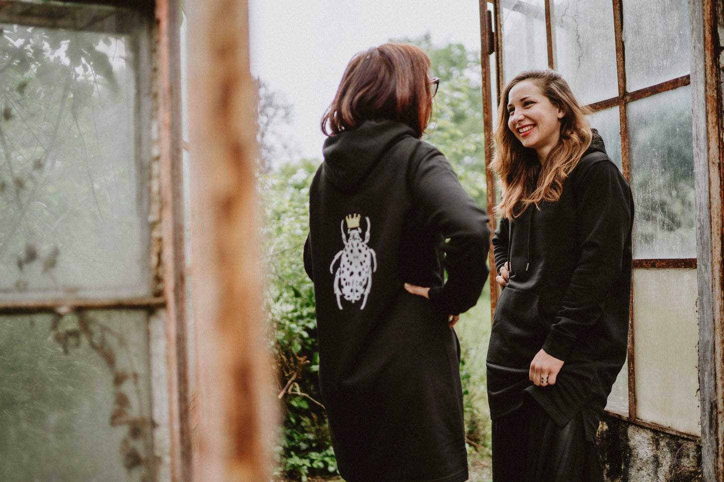 Dolg ženski hoodie / črna obleka s svetlečim žužkom na hrbtu in pliš krono - 300 g bombaž