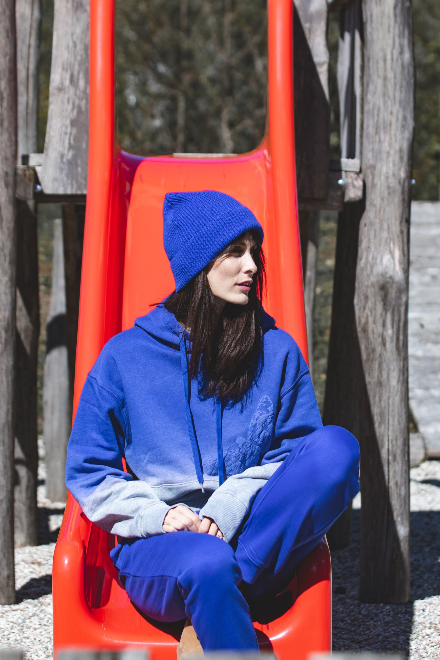 Hoodie v modri barvi