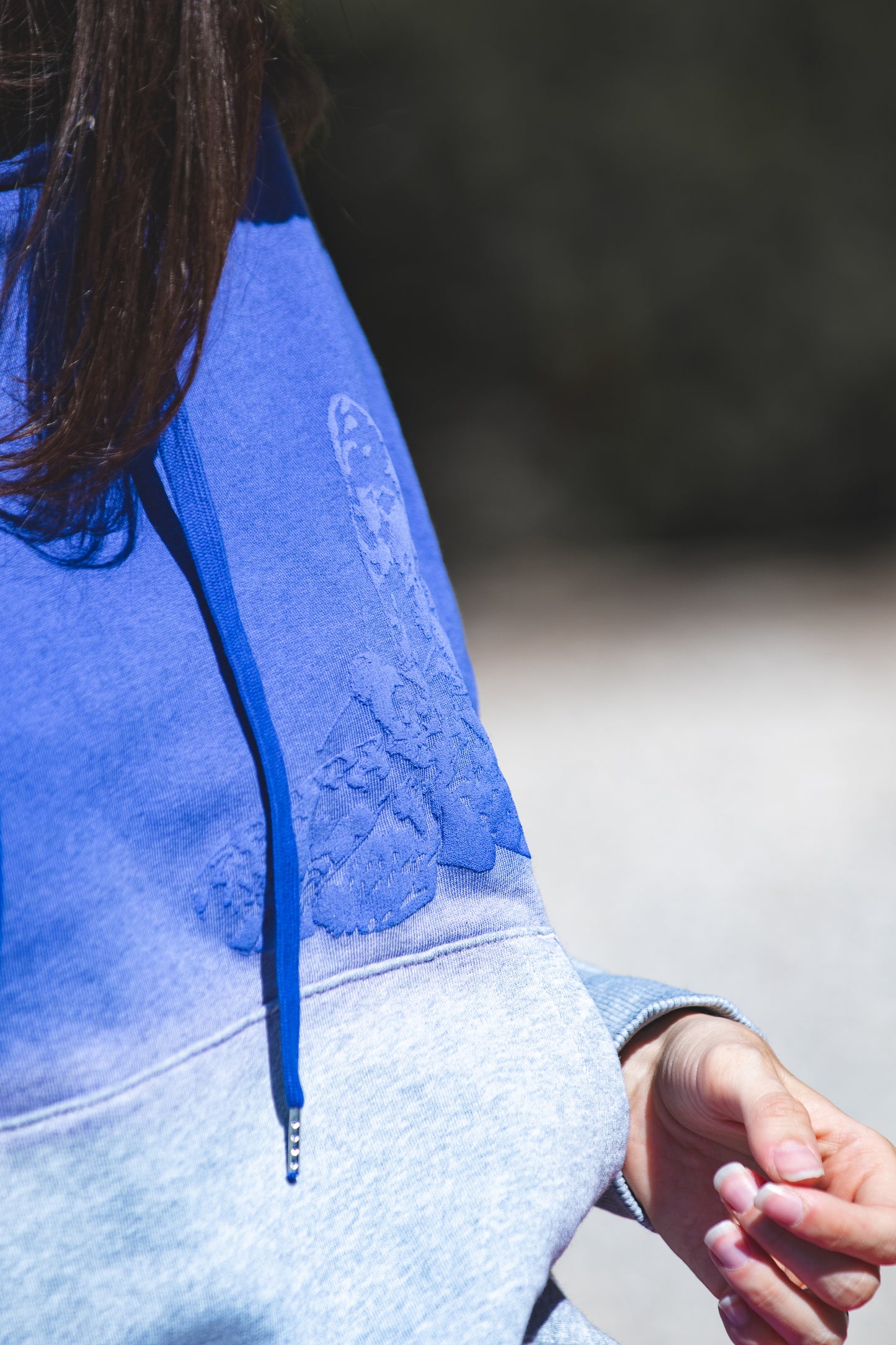 Hoodie v modri barvi