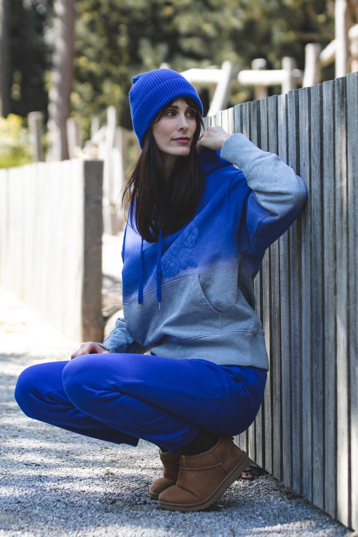 Hoodie v modri barvi