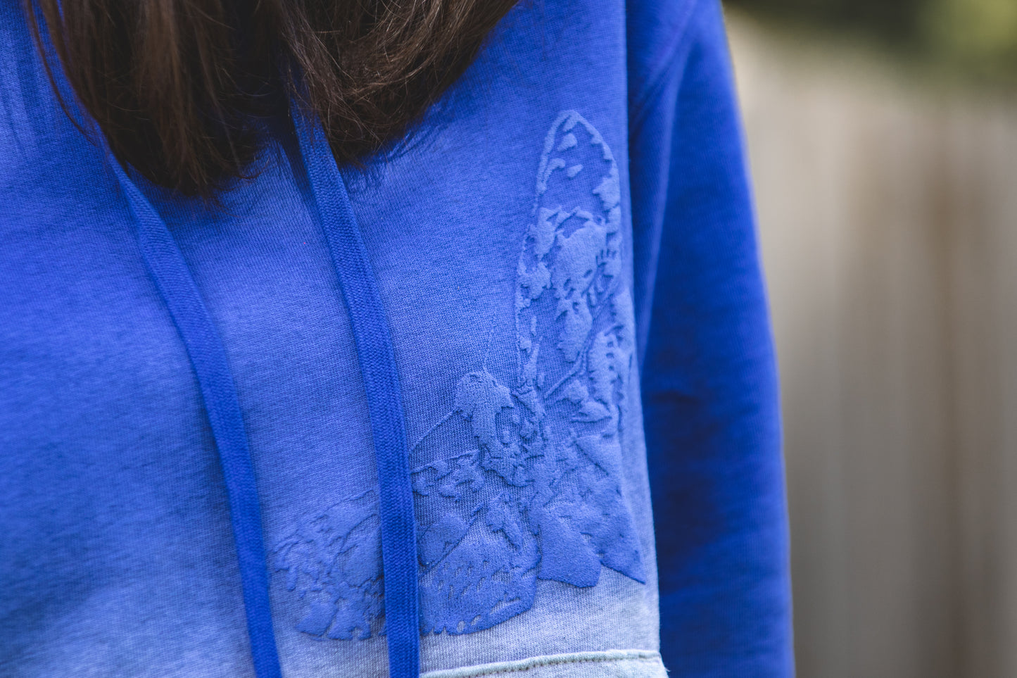 Hoodie v modri barvi