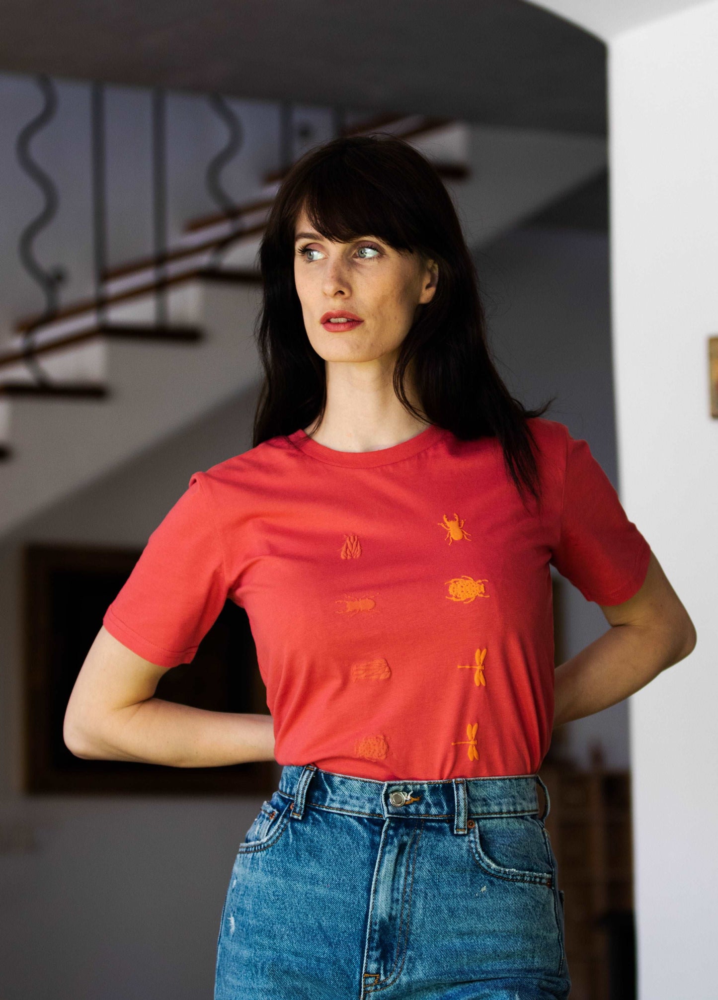 Karmin rdeča majica z rdečimi in oranžnimi 3D mini žužki / Unisex model