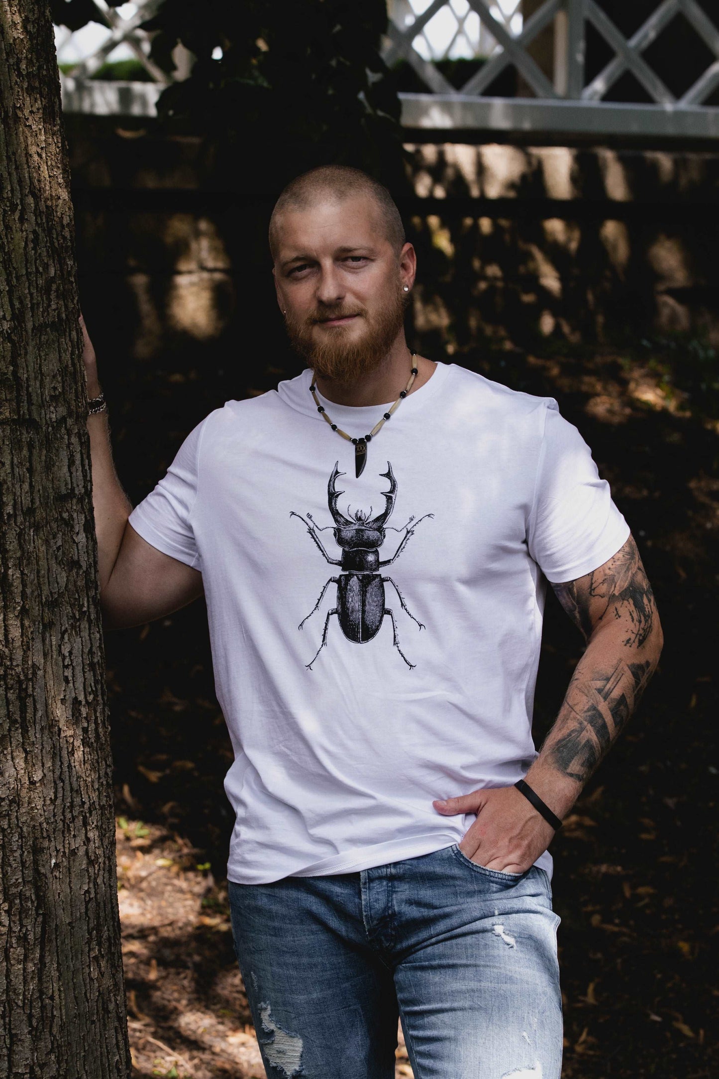 Moška majica s potiskom črnega skarabeja