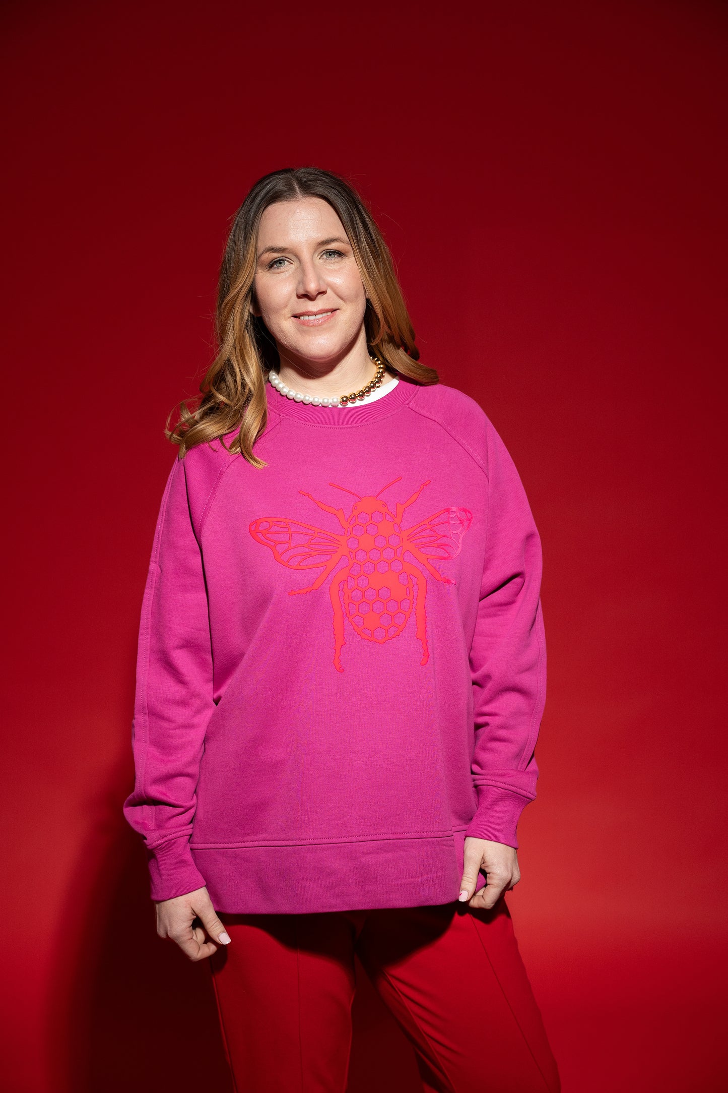 Women's oversize sweater with side cut, 300 g organic cotton - longer on the back