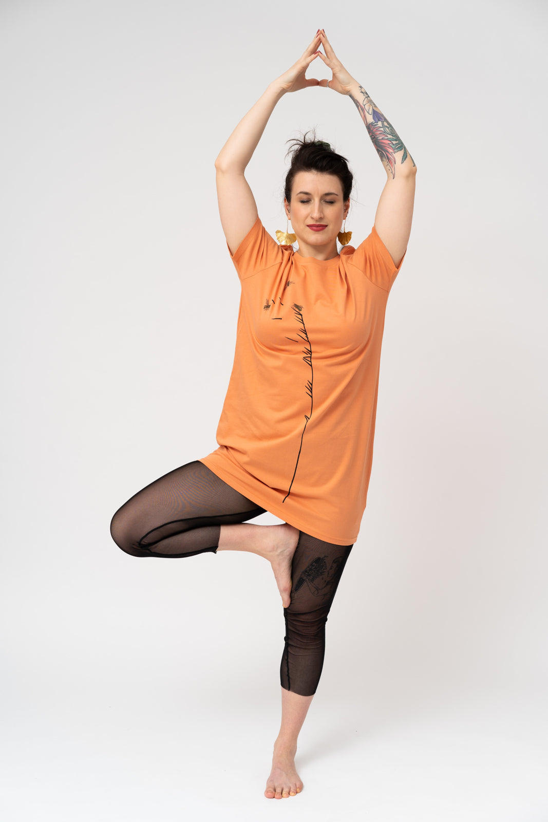 T-shirt dress with oat and bees