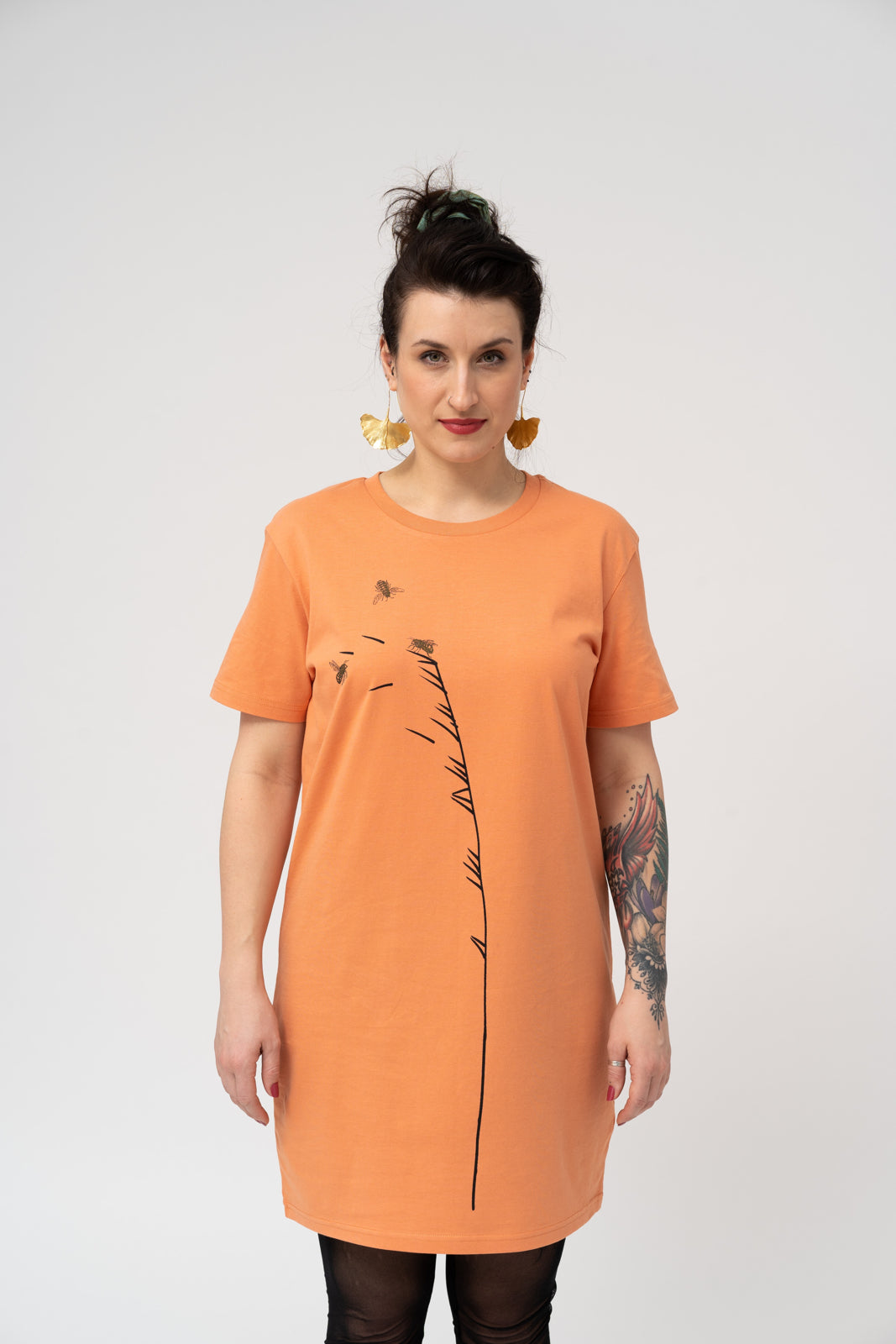 T-shirt dress with oat and bees