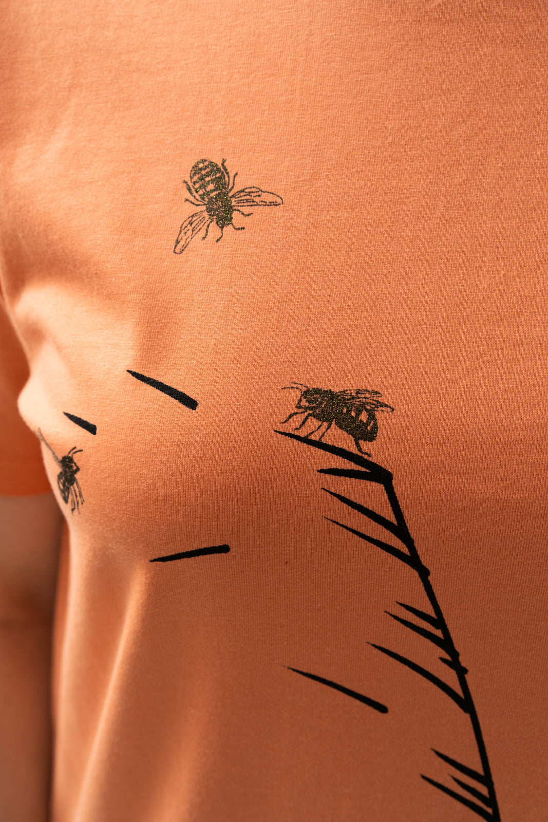 T-shirt dress with oat and bees
