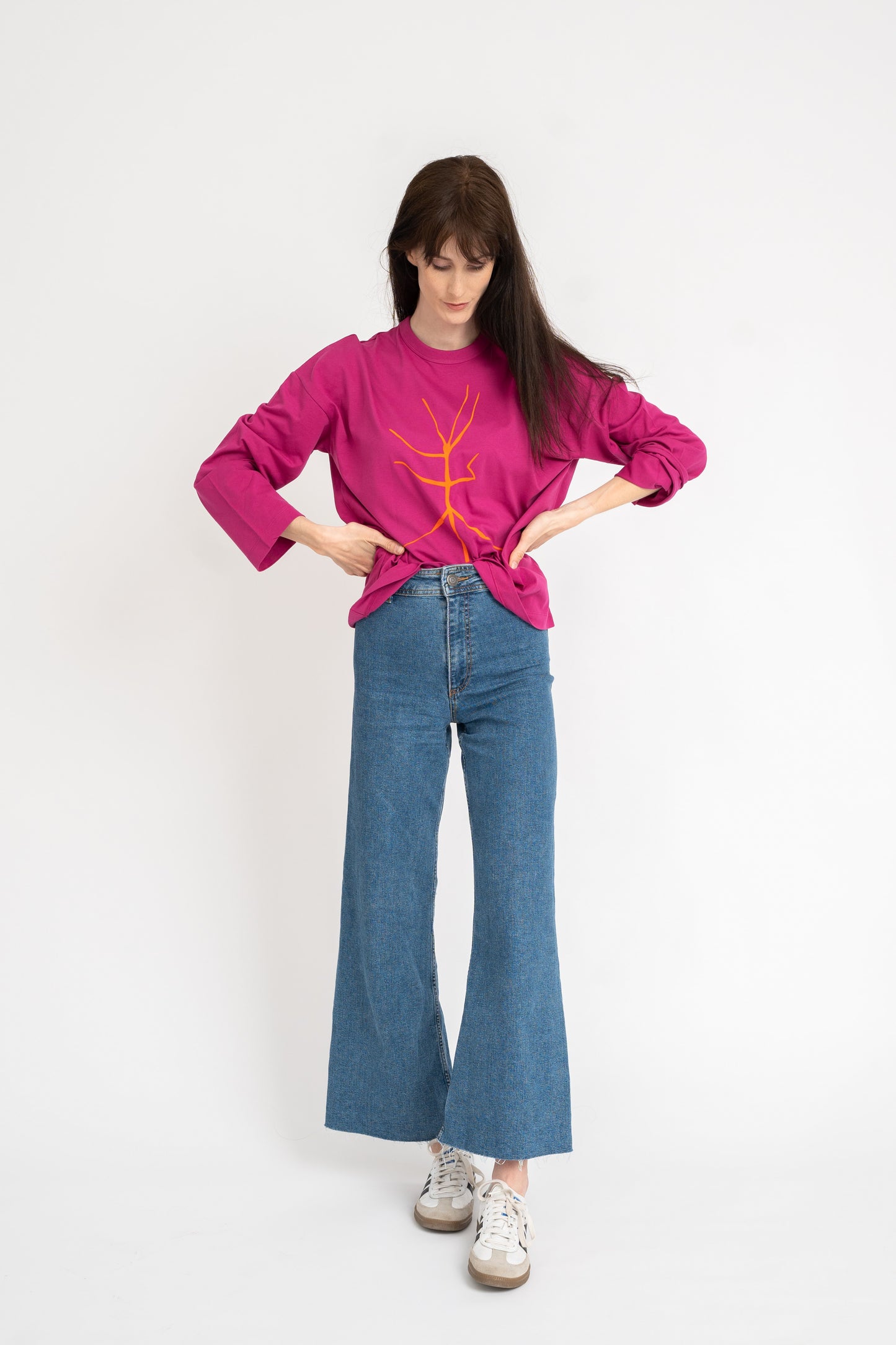 Oversize T shirt and walking stick