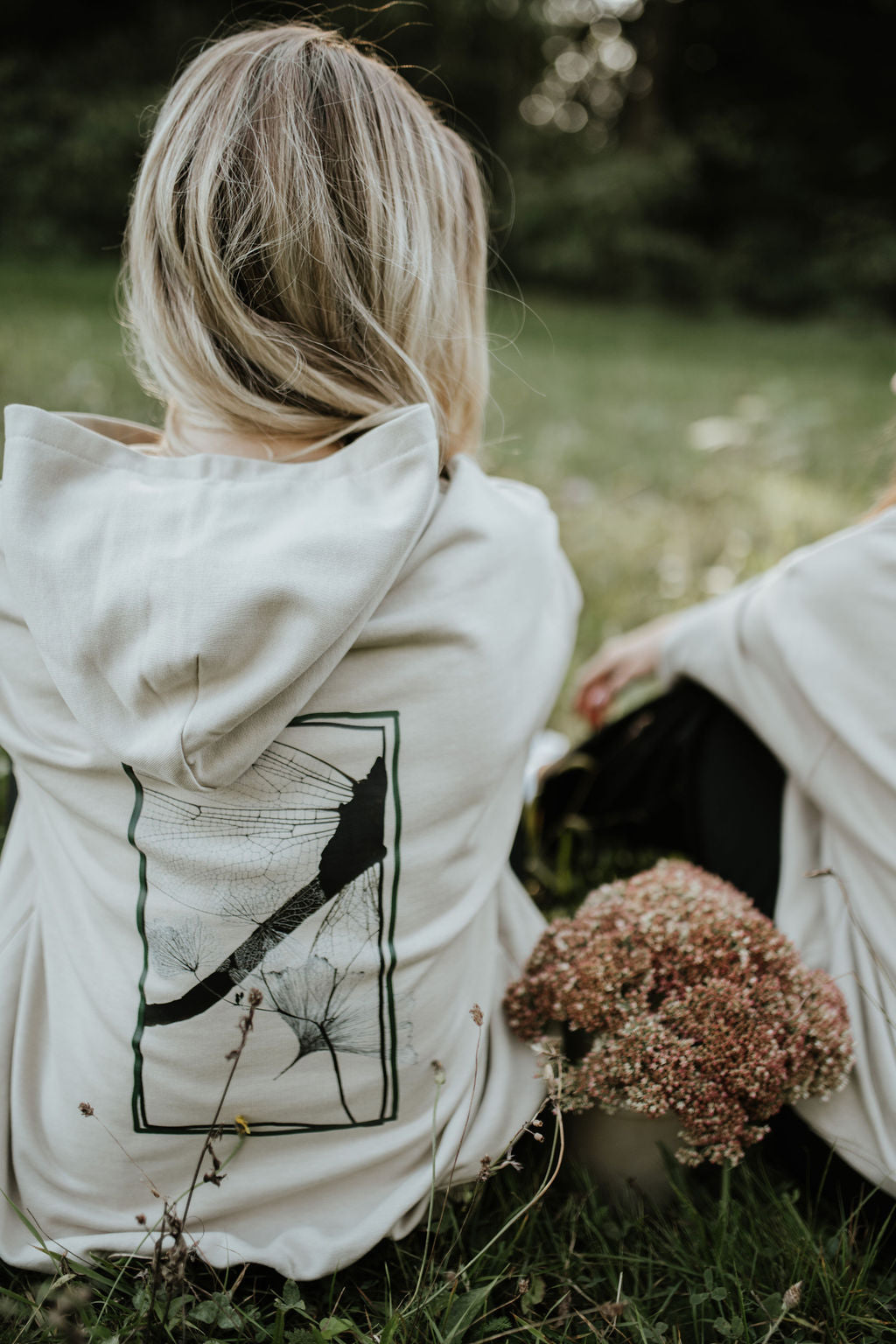 Oversized hoodie with a frame in the back