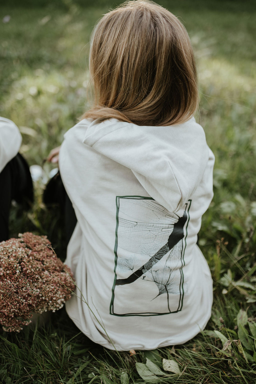 Oversized hoodie with a frame in the back