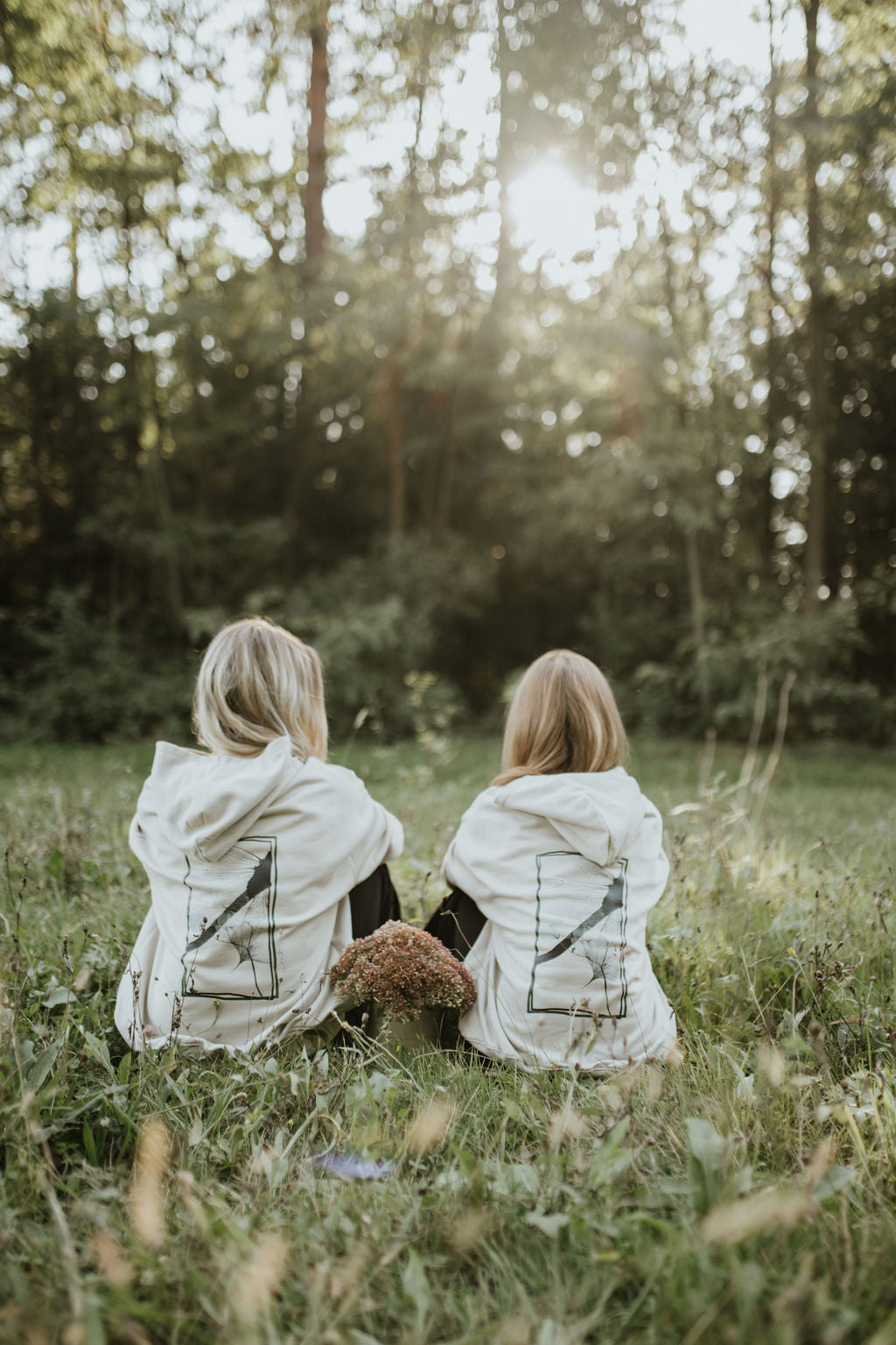Oversized hoodie with a frame in the back