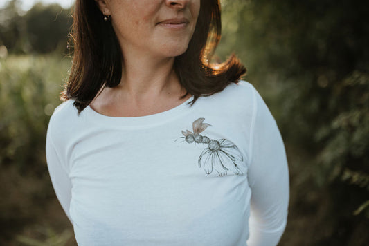 White shirt and flower bug