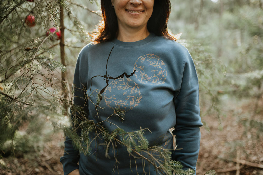 The iconic crew neck sweater with copper bubbles with a bug