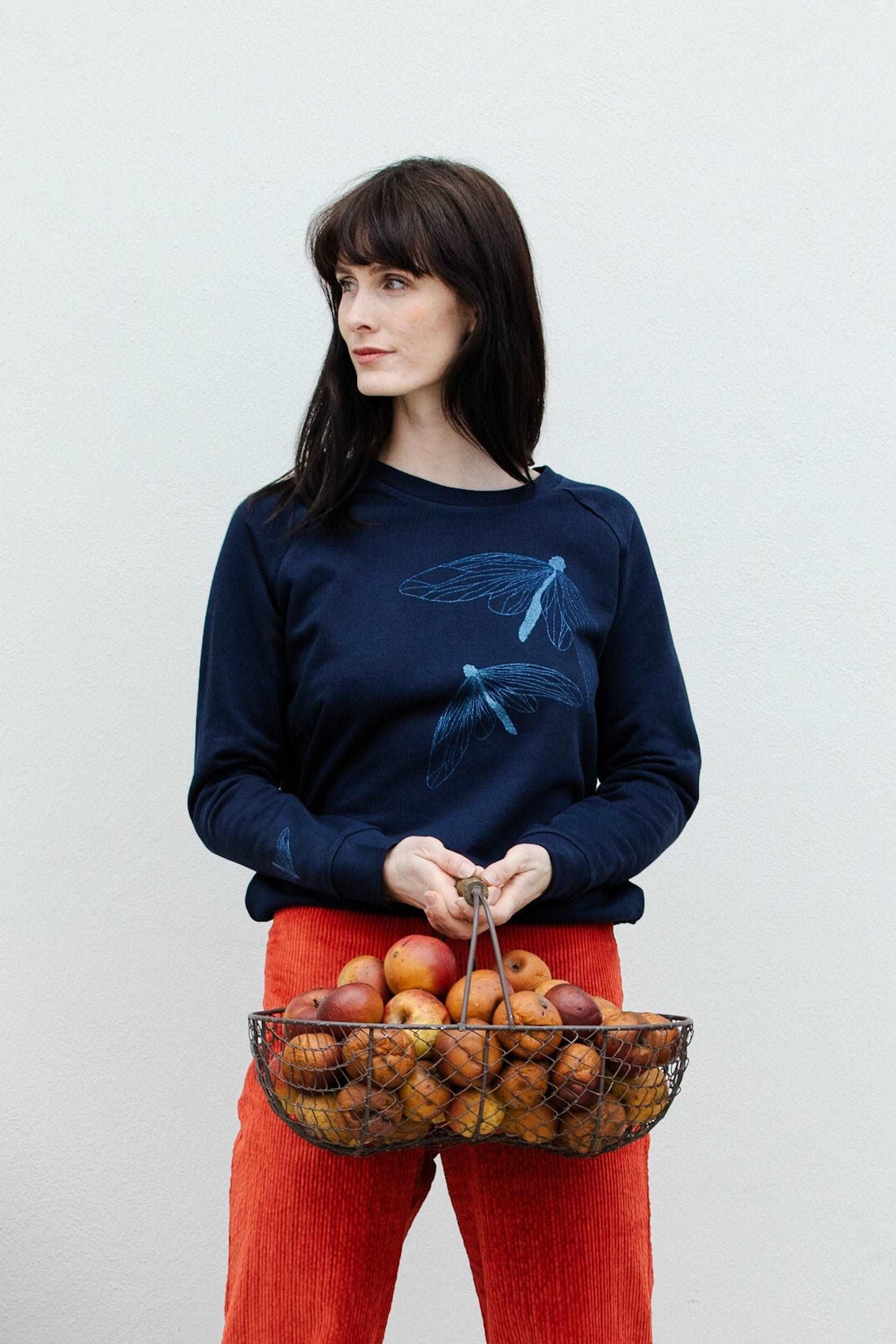 Temno moder pulover z bleščičnimi metulji v modri barvi - 300 g organski bombaž