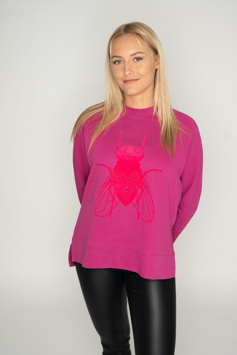 Women's oversize sweater with side cut, 300 g organic cotton - longer on the back