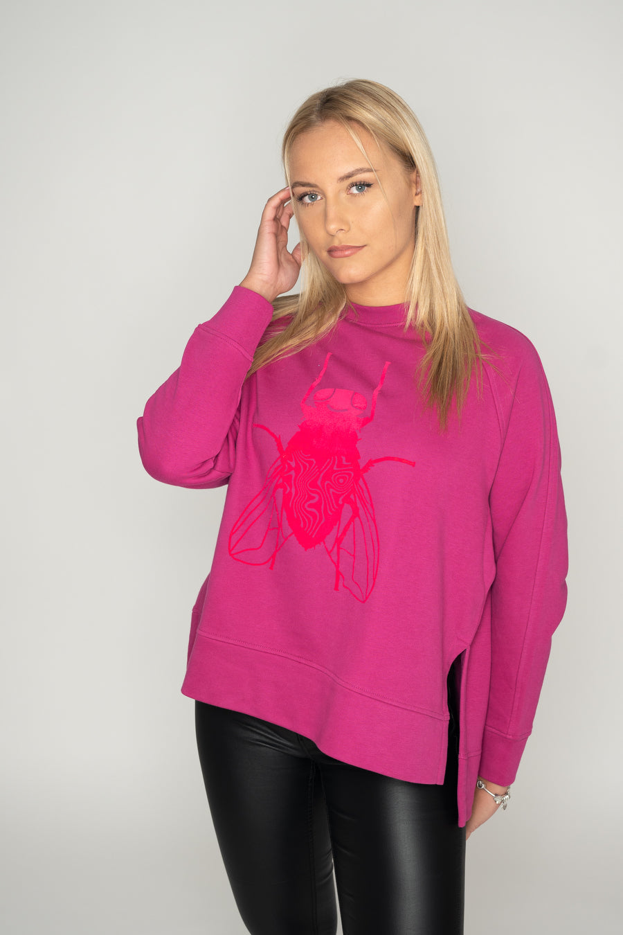 Women's oversize sweater with side cut, 300 g organic cotton - longer on the back