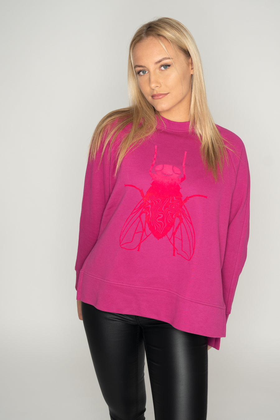 Women's oversize sweater with side cut, 300 g organic cotton - longer on the back