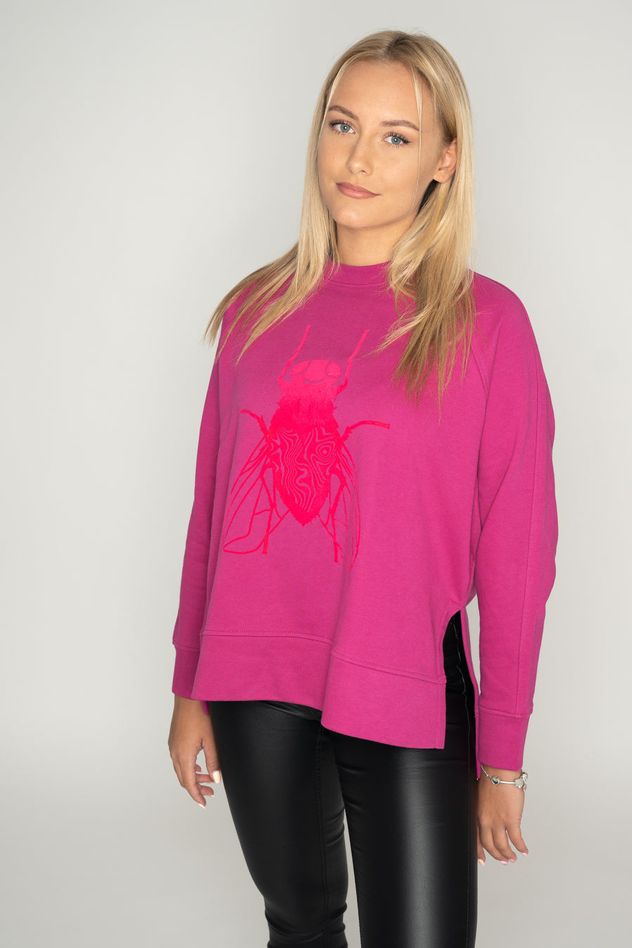 Women's oversize sweater with side cut, 300 g organic cotton - longer on the back