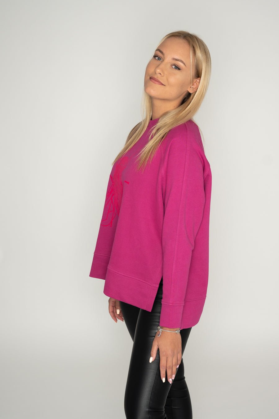 Women's oversize sweater with side cut, 300 g organic cotton - longer on the back