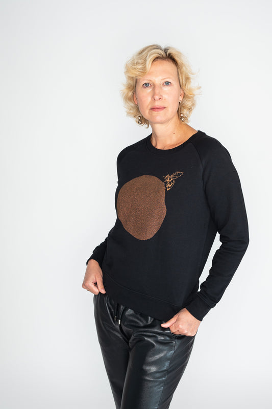 Sweater with bronze circle and a bee