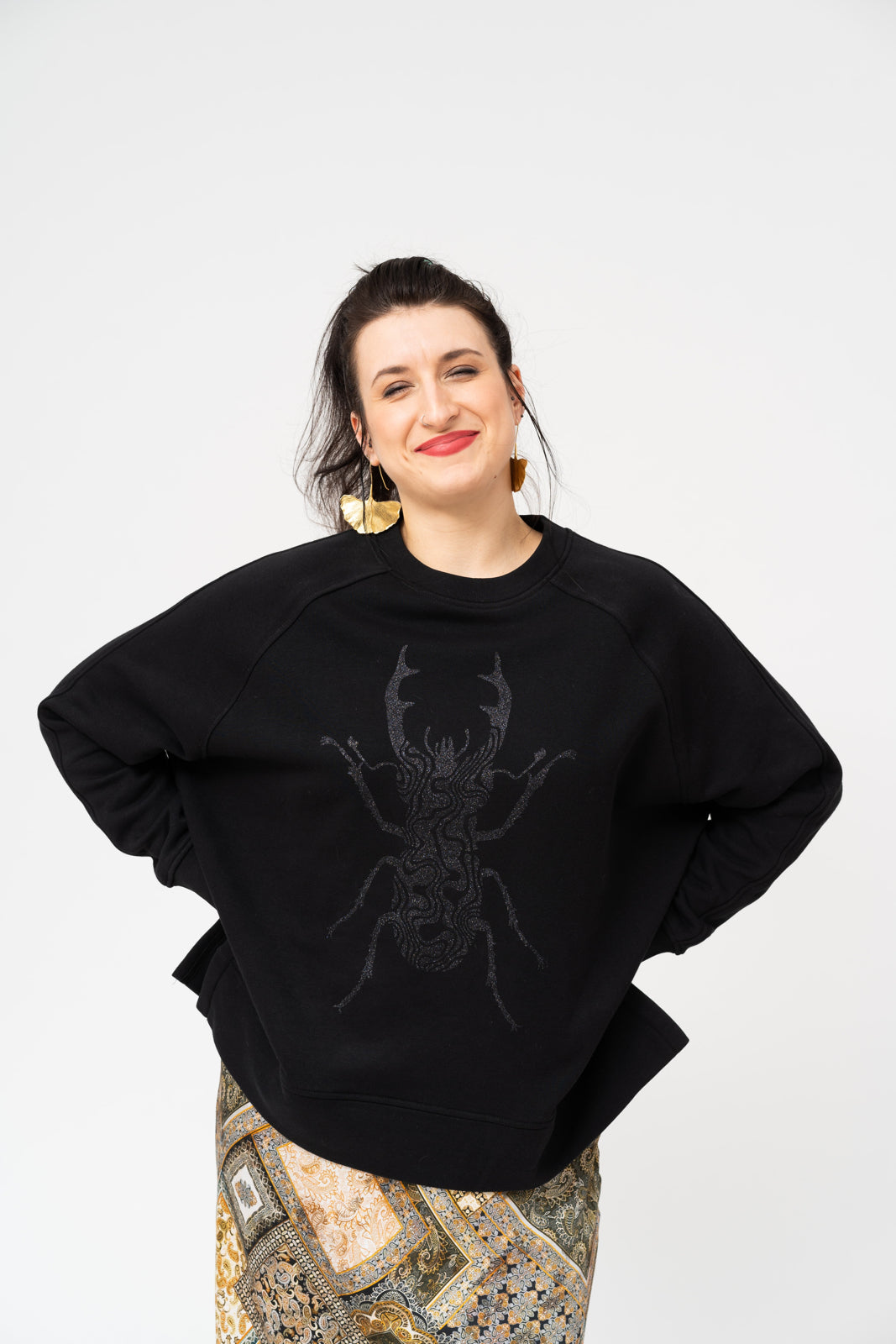 Women's oversize sweater with side cut - 300 g organic cotton - longer on the back