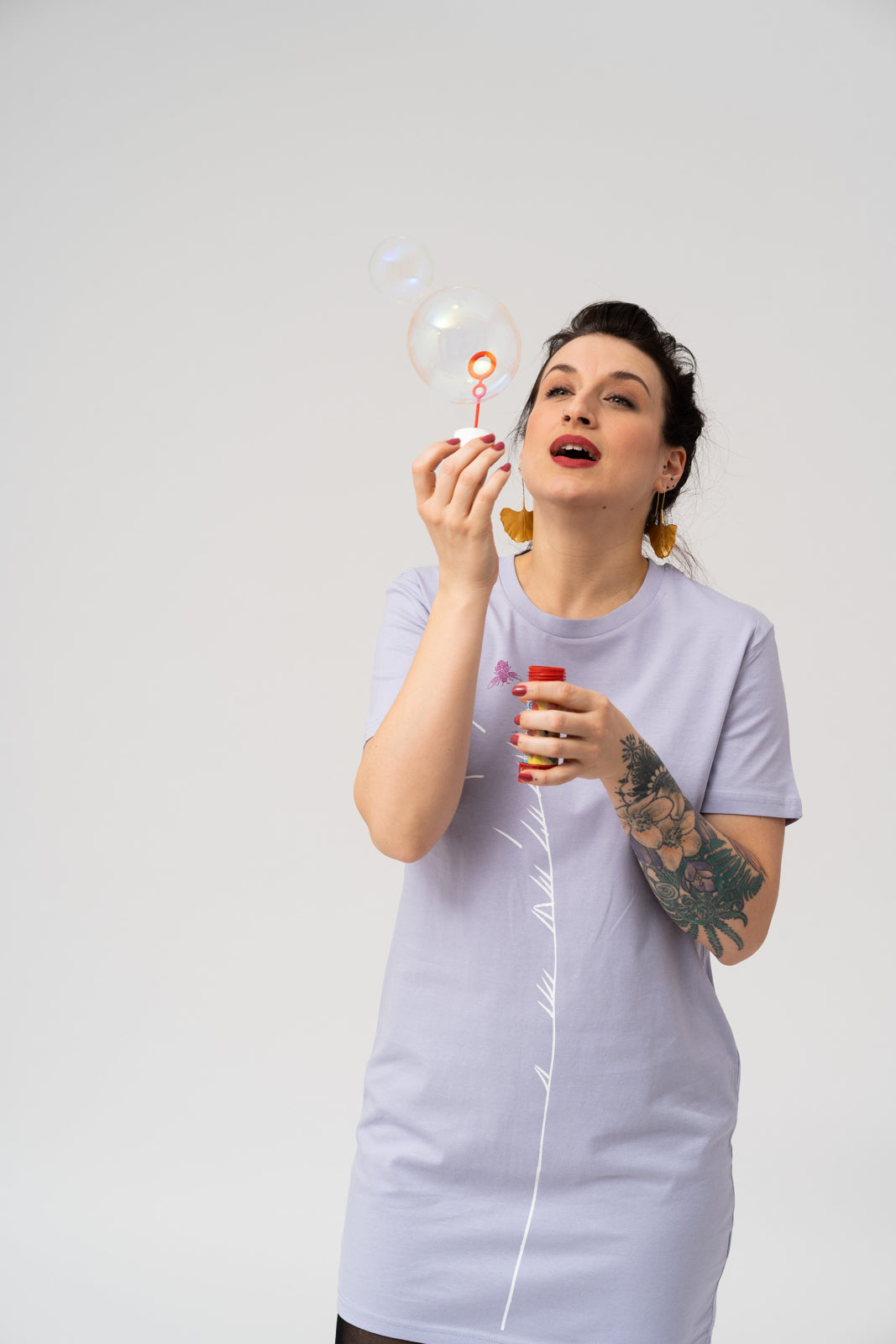 T-shirt dress with oat and bees