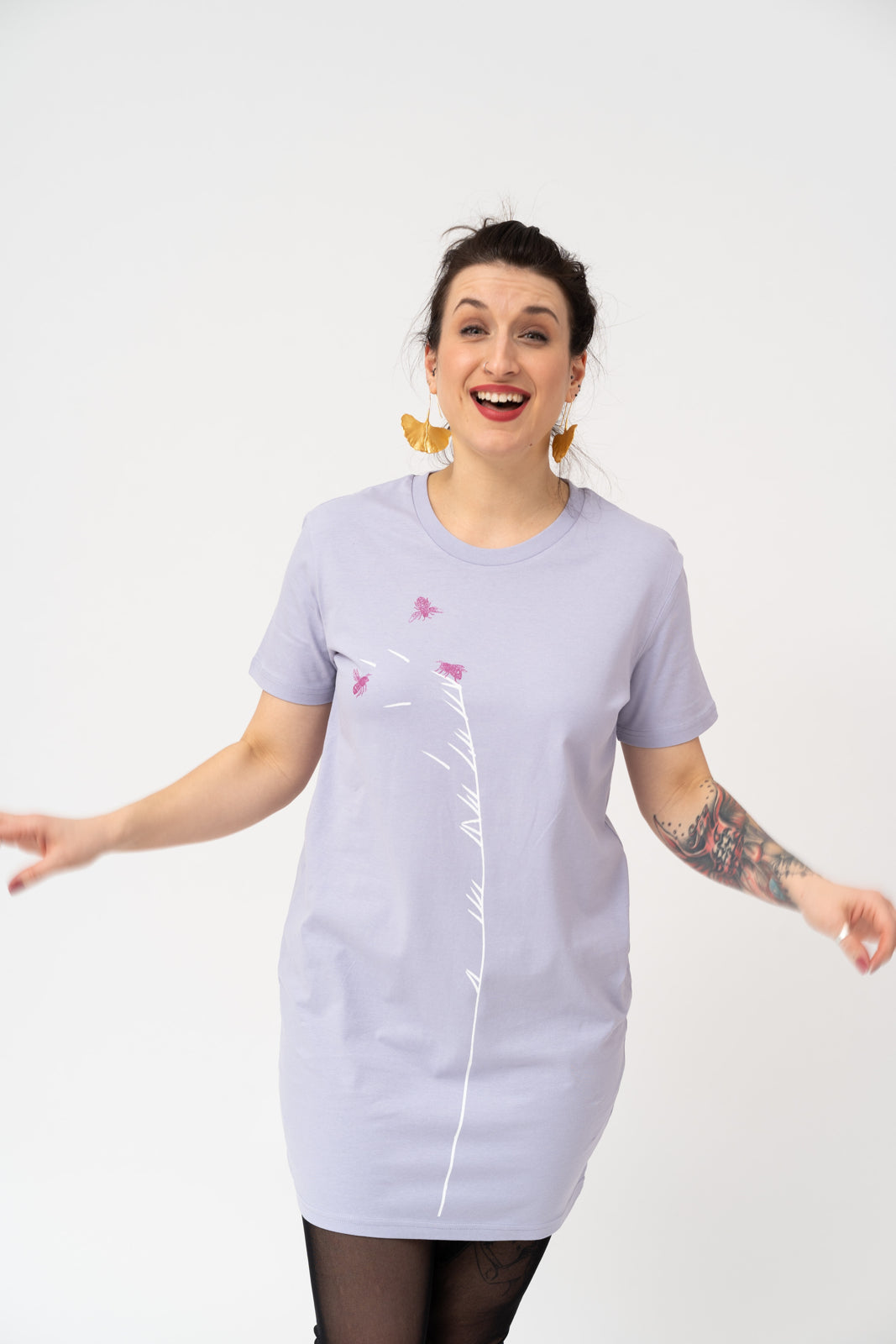 T-shirt dress with oat and bees