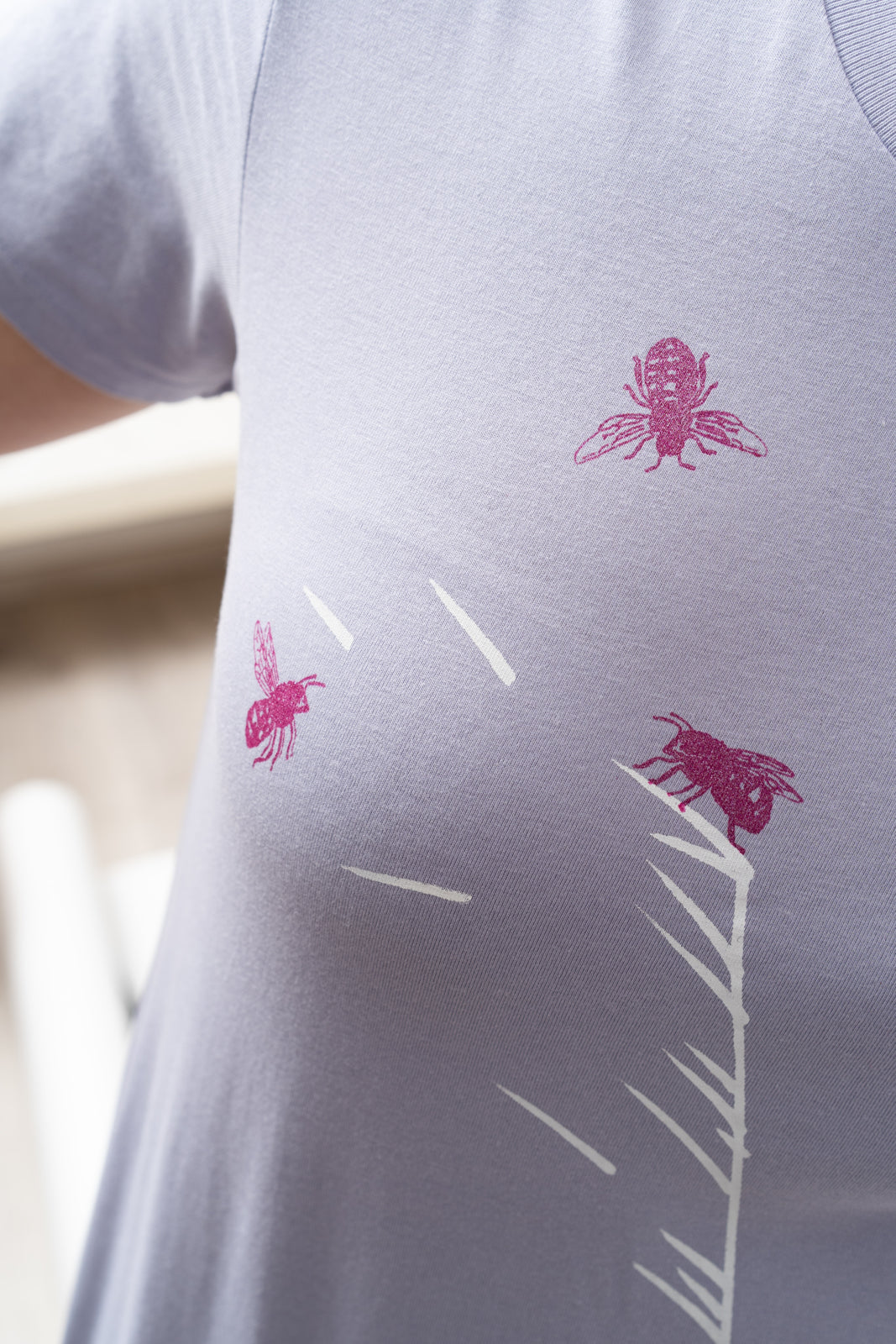 T-shirt dress with oat and bees