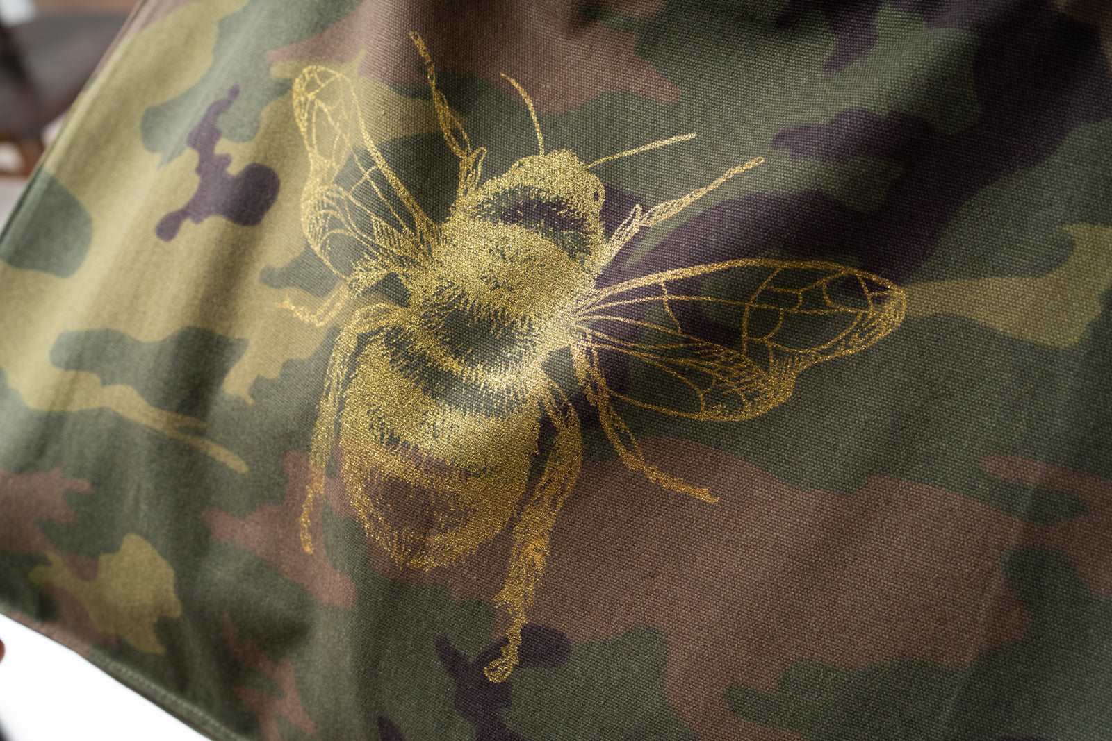 VELIKA torba z vojaškim vzorcem in zlato čebelo