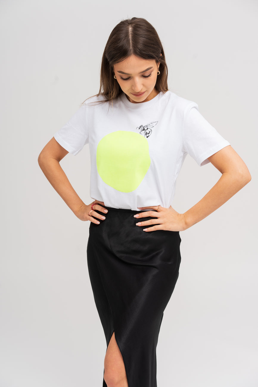 A bee on a fluo circle