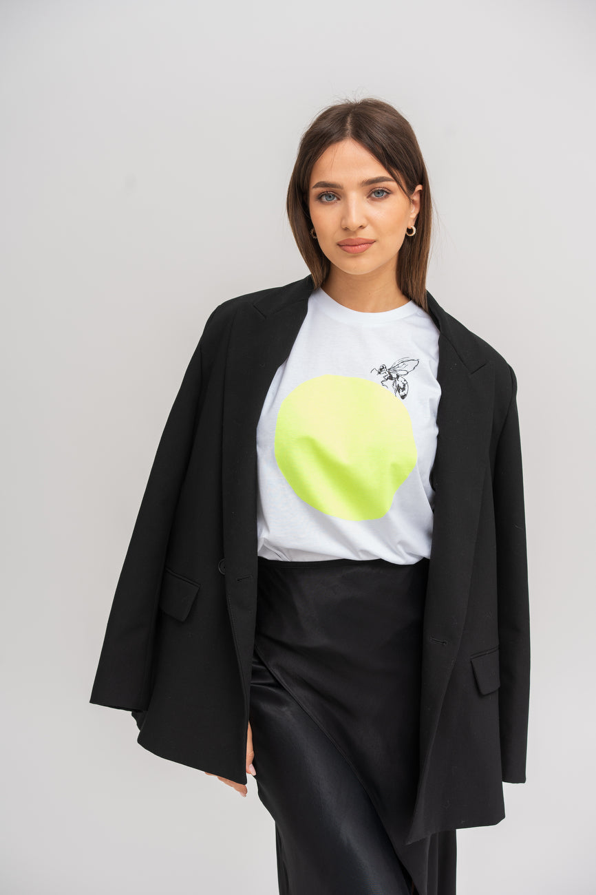 A bee on a fluo circle