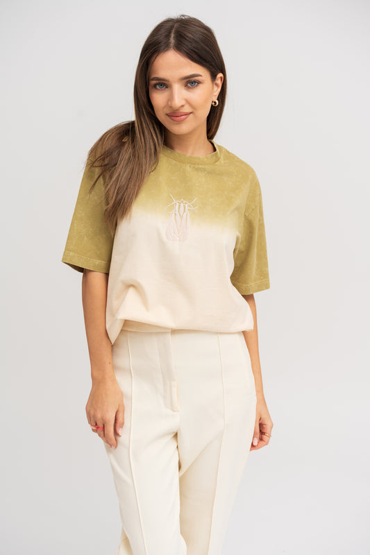 Bicolored oversize T-Shirt in with 3D bug infront