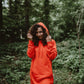 Dolg ženski hoodie / obleka s hroščem, ki drži krono - 300 g bombaž