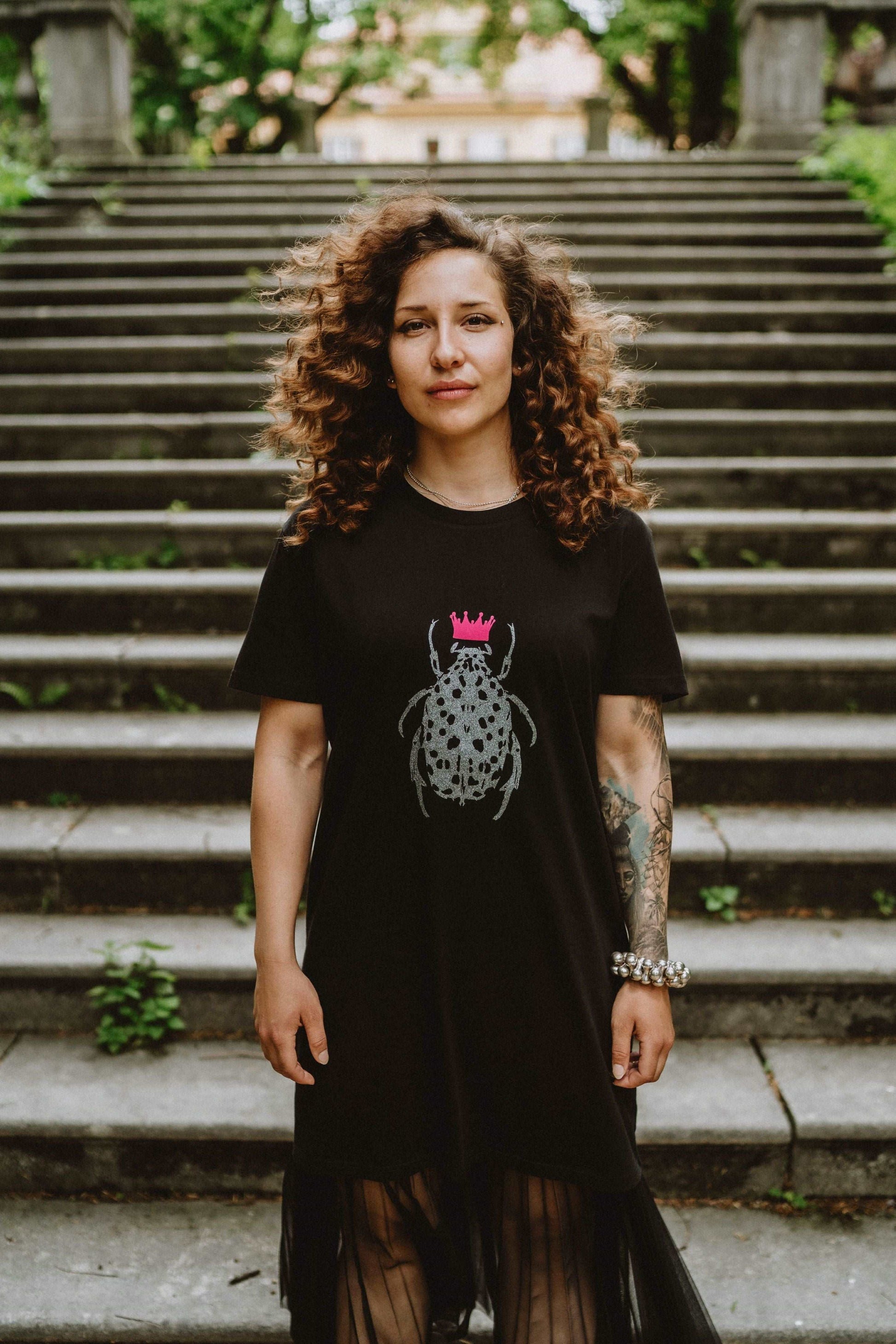 Ženska T-Shirt obleka s svetlečim hroščem z roza krono - 180 g bombaž