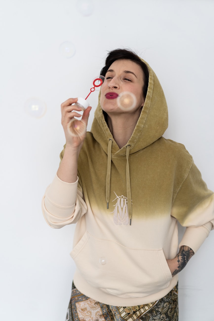 Hoodie ombre olivna barva