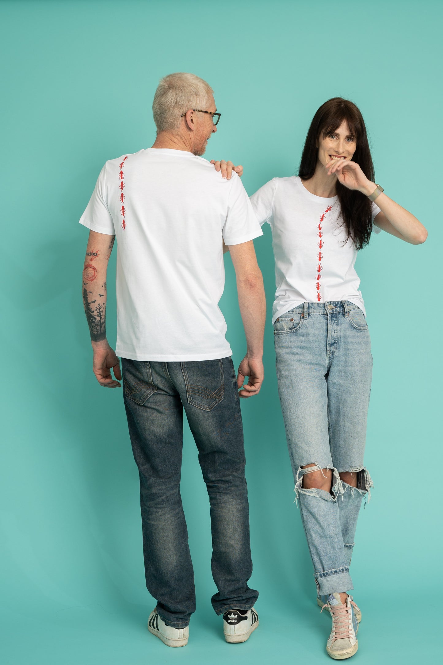 Rdeče mravlje korakajo čez ramo unisex model