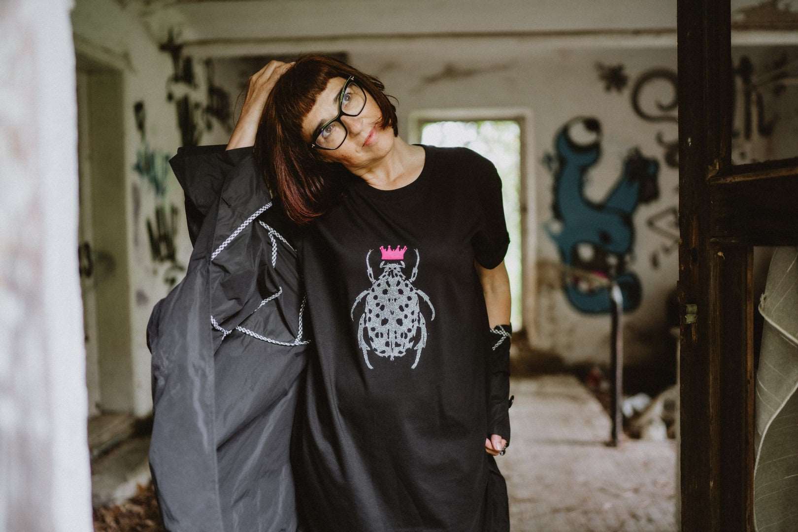 Ženska T-Shirt obleka s svetlečim hroščem z roza krono - 180 g bombaž