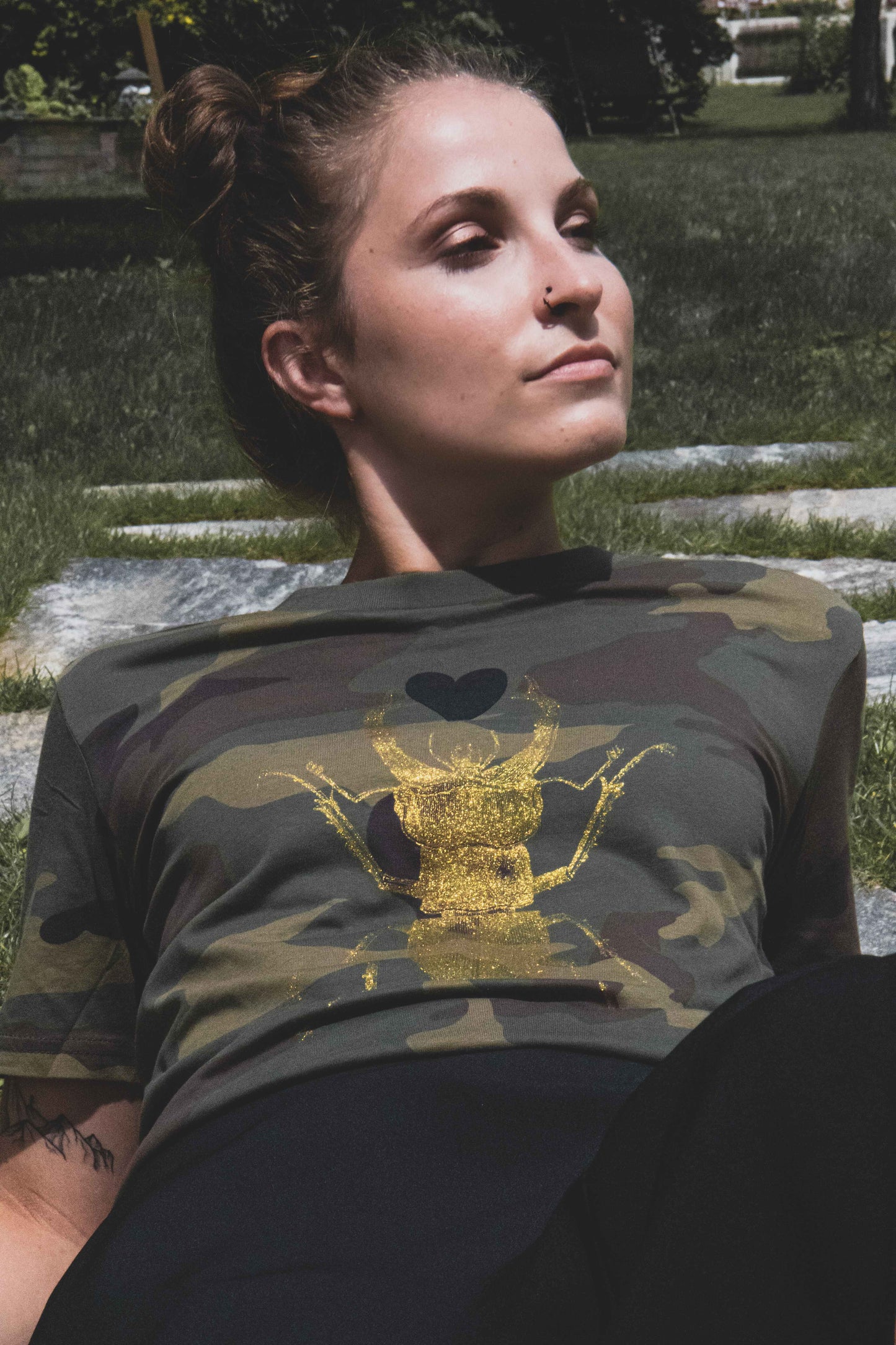 Majica vojaški vzorec in zlat rogač