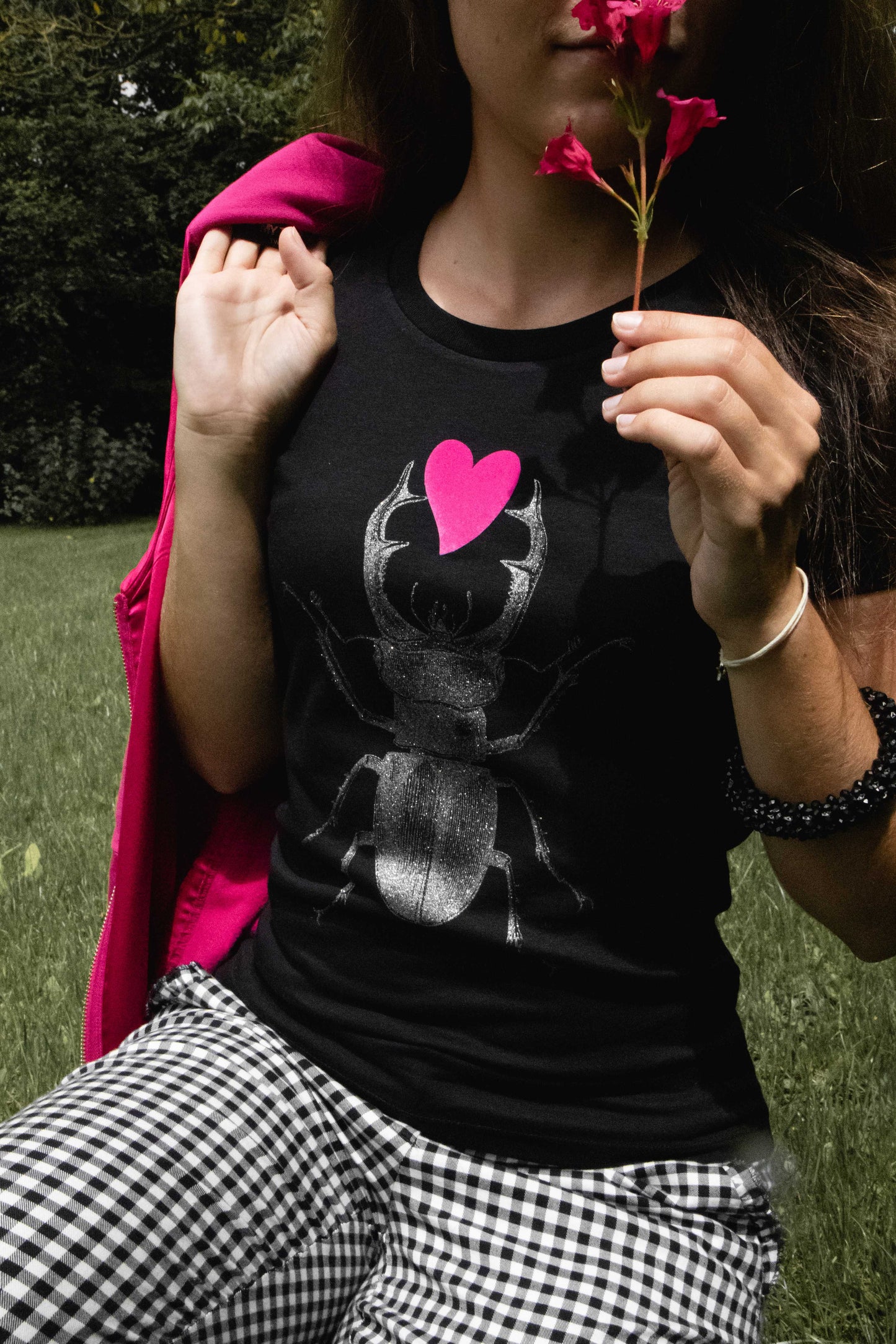 Majica črna s srebrnim rogačem in pink srce