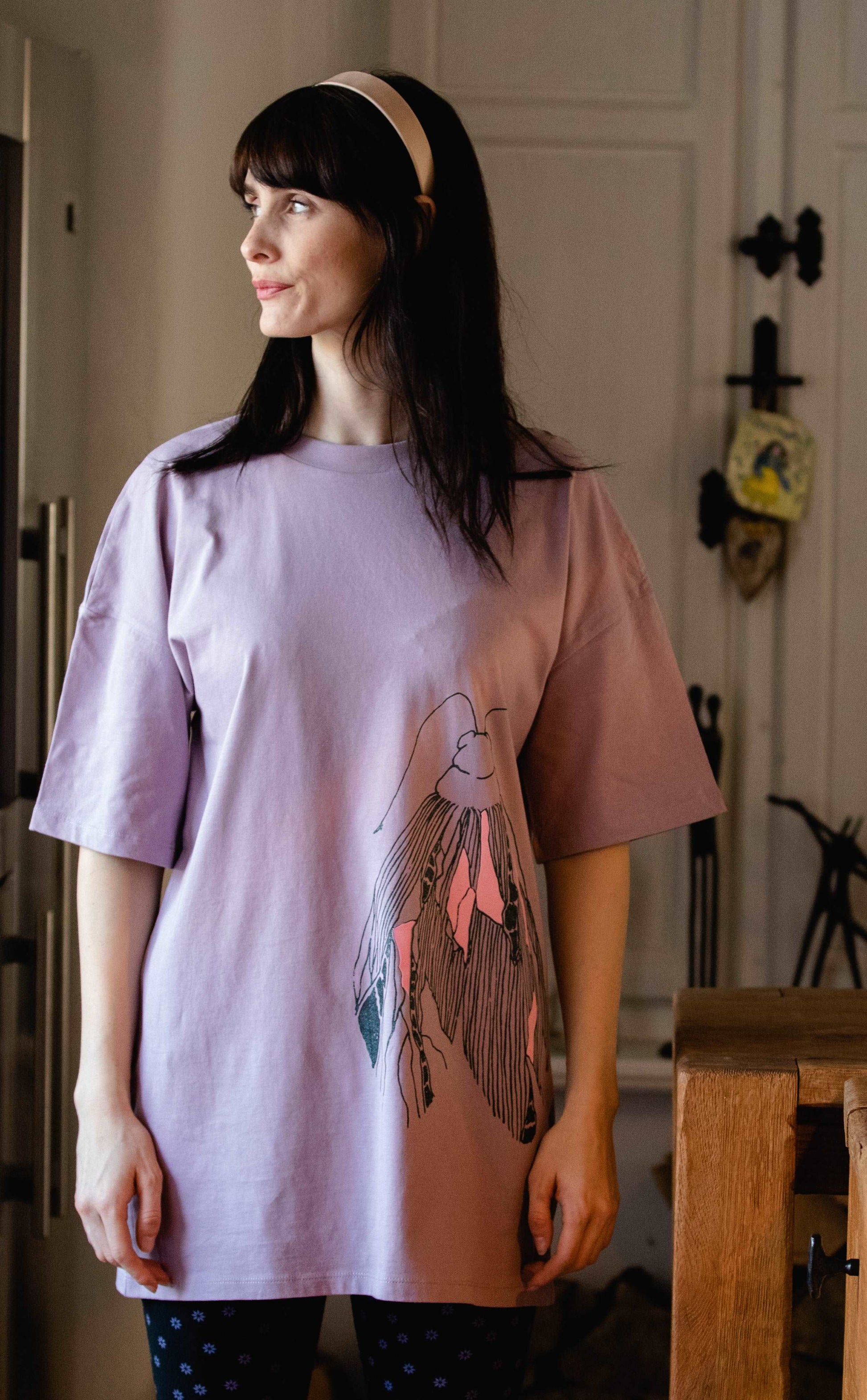 Lila dolga oversize majica z metuljem in detajli iz pliša