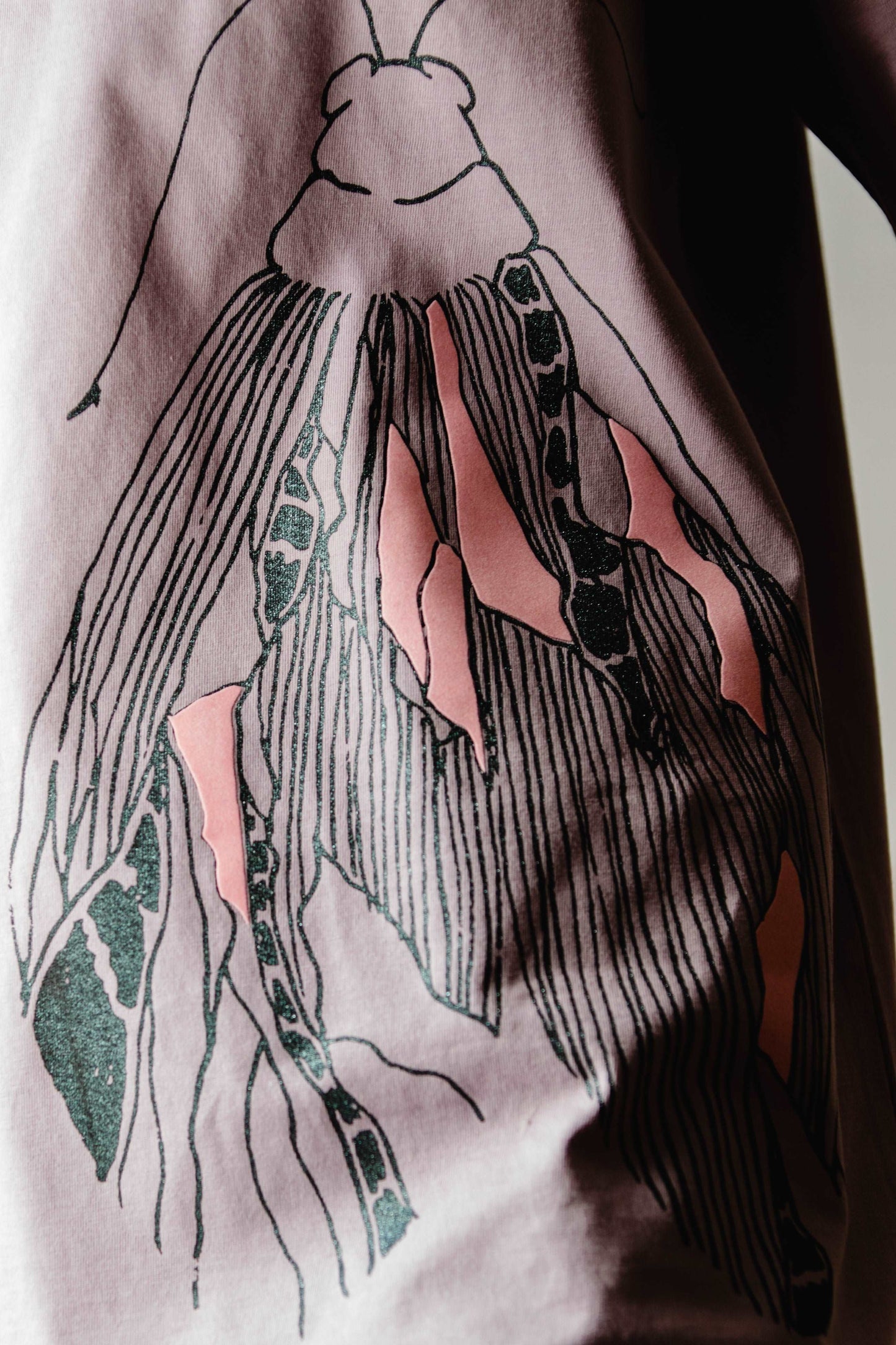 Lila dolga oversize majica z metuljem in detajli iz pliša