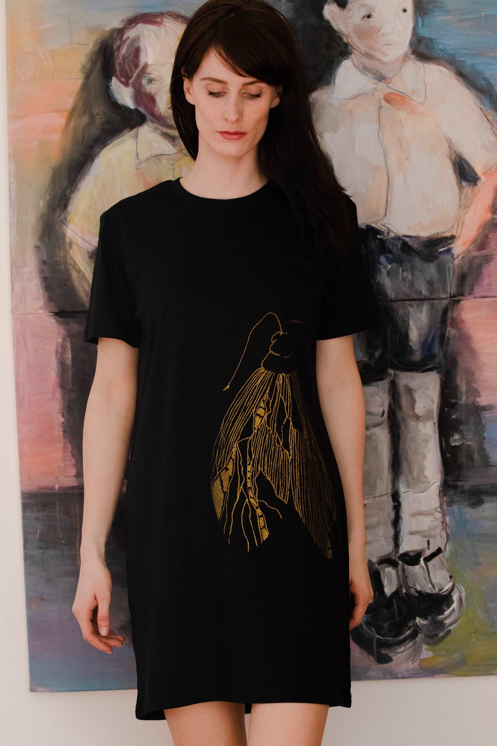Dolga T shirt obleka z velikim zlatim metuljem - 180 g organski bombaž