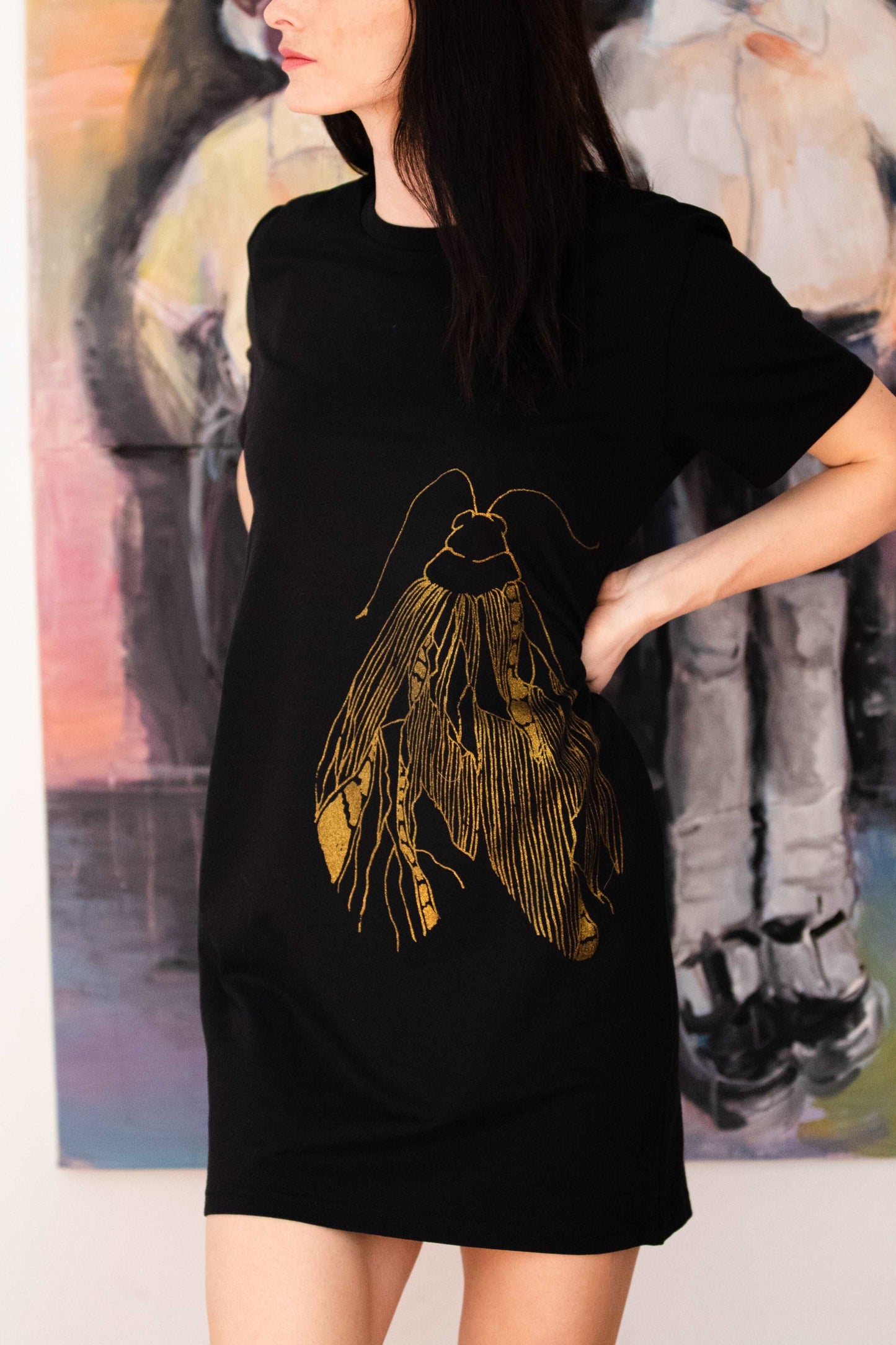 Dolga T shirt obleka z velikim zlatim metuljem - 180 g organski bombaž